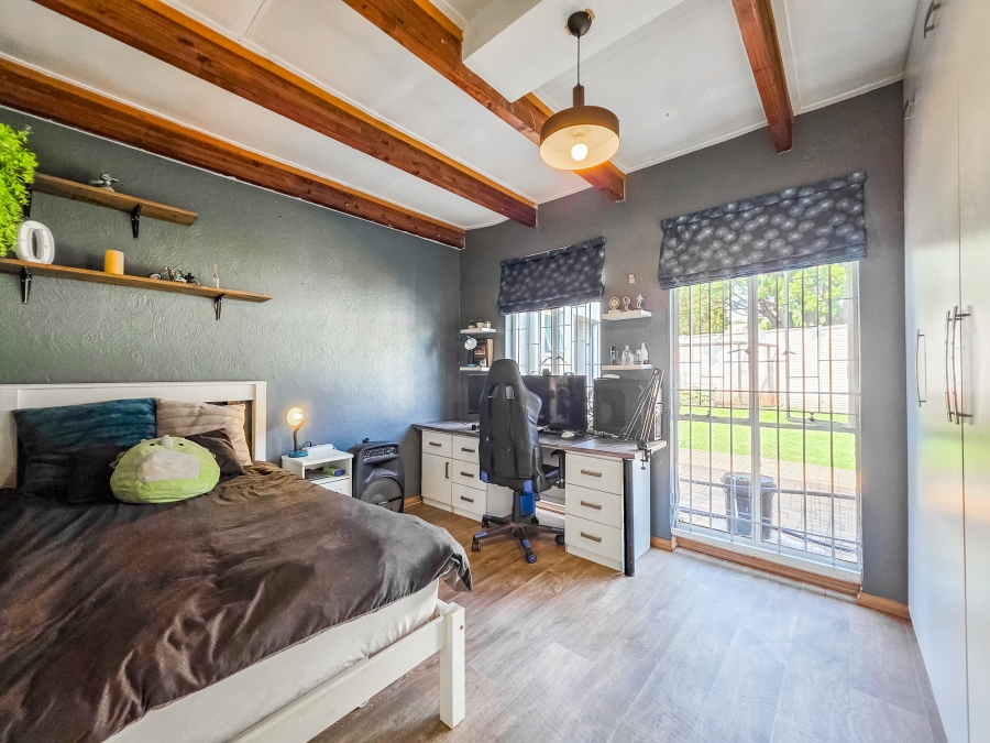 5 Bedroom Property for Sale in Faerie Glen Gauteng