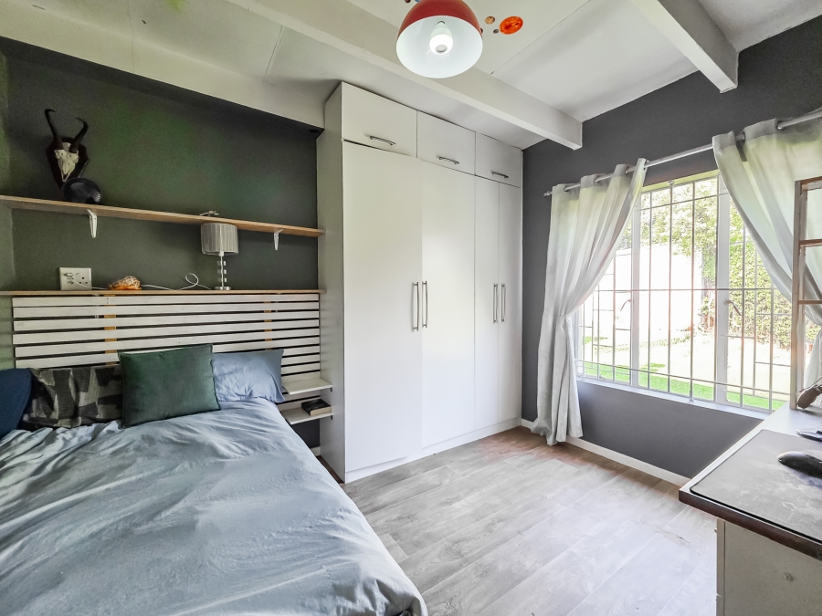 5 Bedroom Property for Sale in Faerie Glen Gauteng
