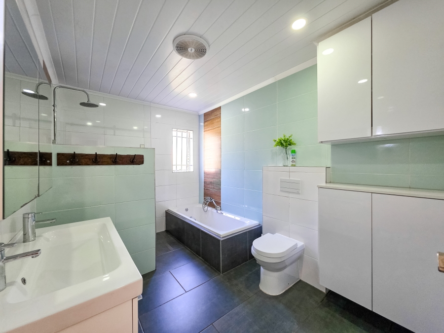 5 Bedroom Property for Sale in Faerie Glen Gauteng