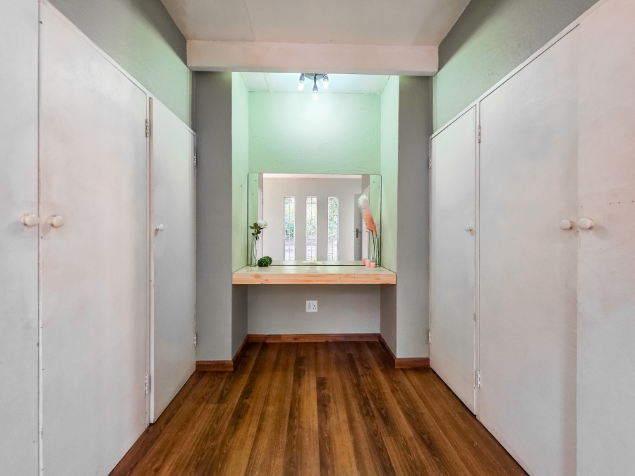 5 Bedroom Property for Sale in Faerie Glen Gauteng