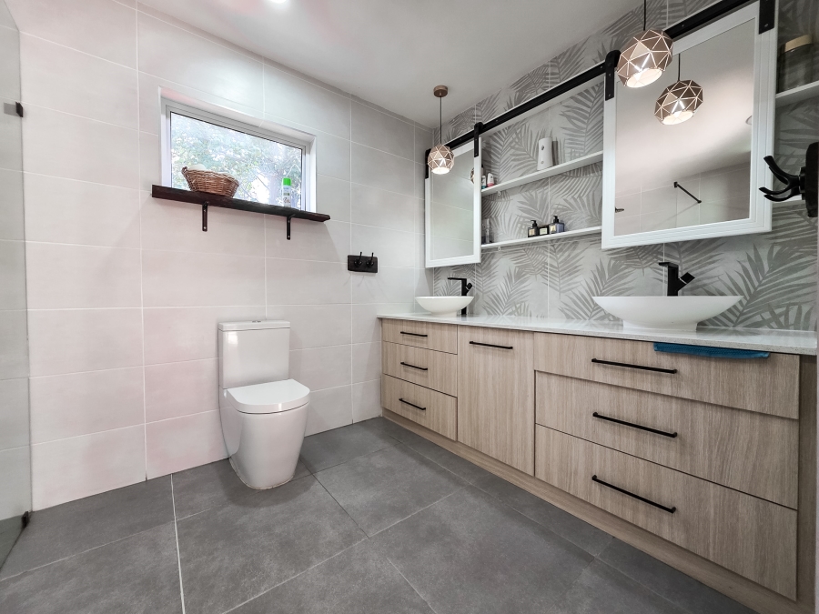 5 Bedroom Property for Sale in Faerie Glen Gauteng