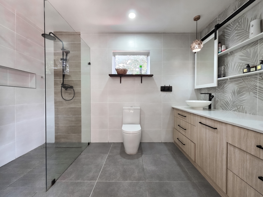 5 Bedroom Property for Sale in Faerie Glen Gauteng