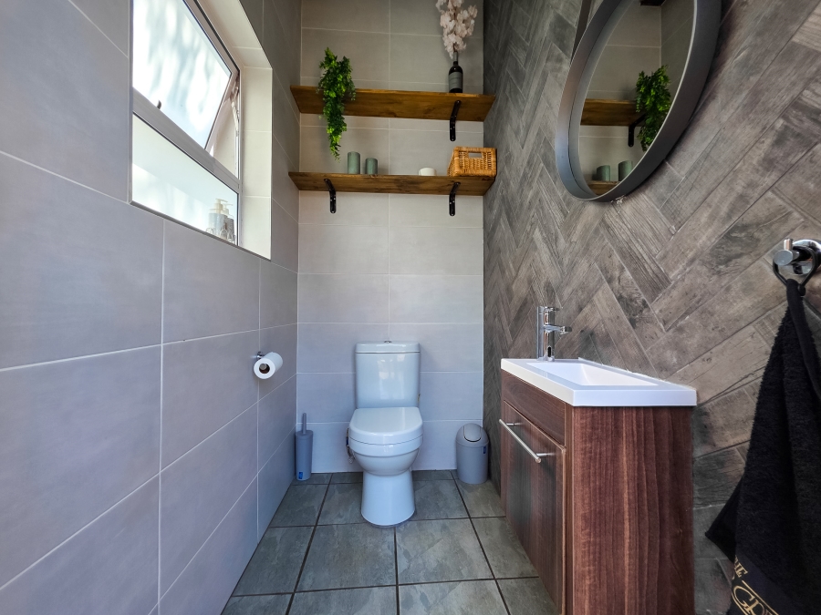 5 Bedroom Property for Sale in Faerie Glen Gauteng