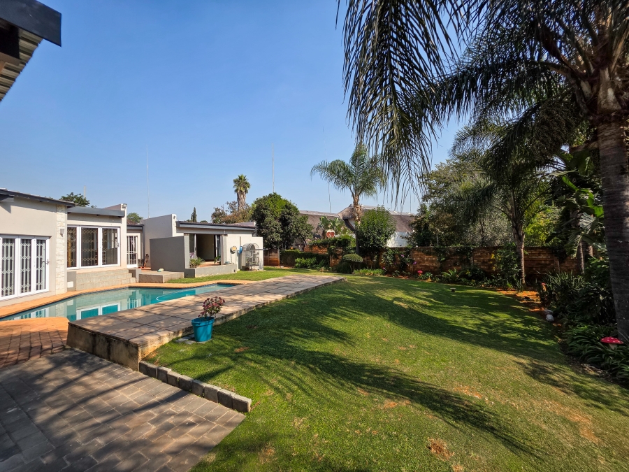 5 Bedroom Property for Sale in Faerie Glen Gauteng