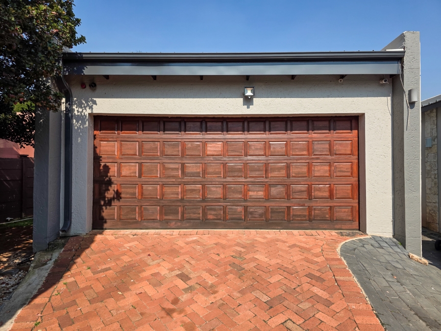 5 Bedroom Property for Sale in Faerie Glen Gauteng