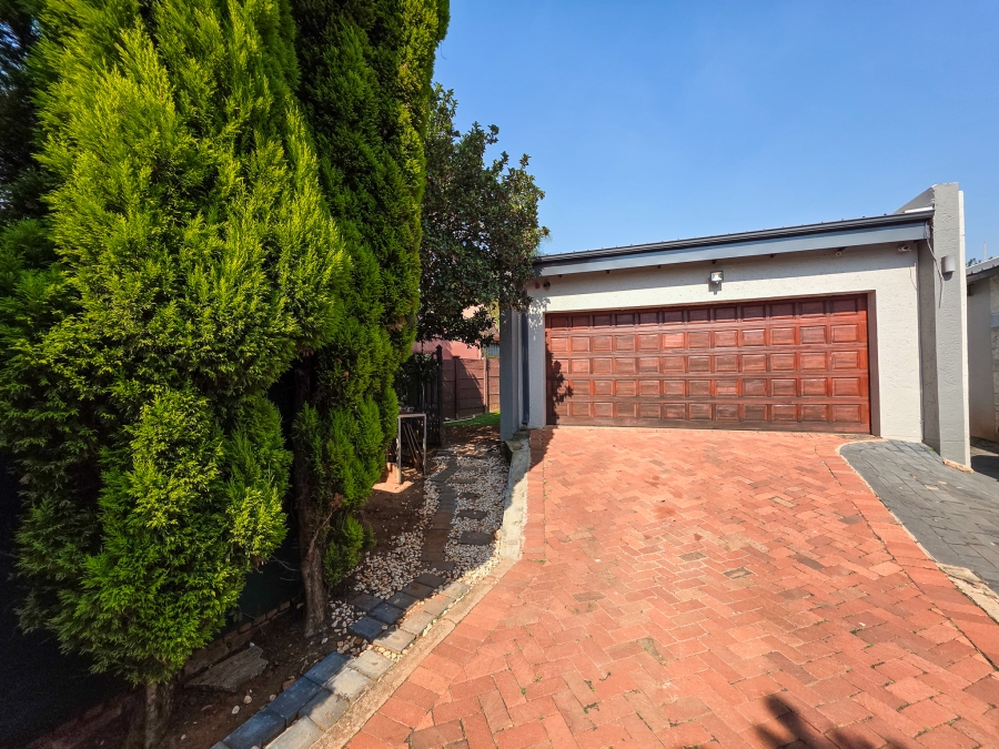 5 Bedroom Property for Sale in Faerie Glen Gauteng