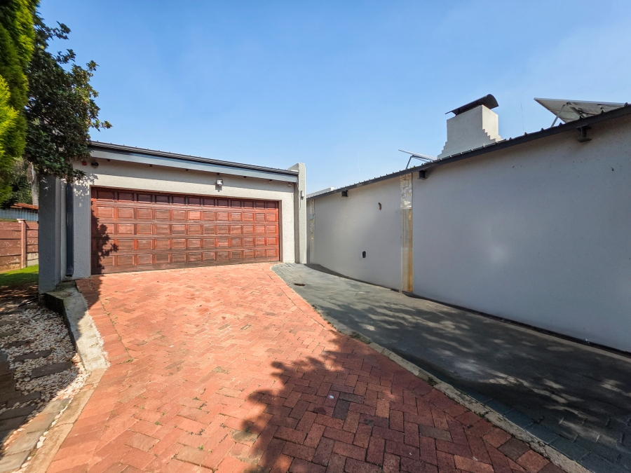 5 Bedroom Property for Sale in Faerie Glen Gauteng