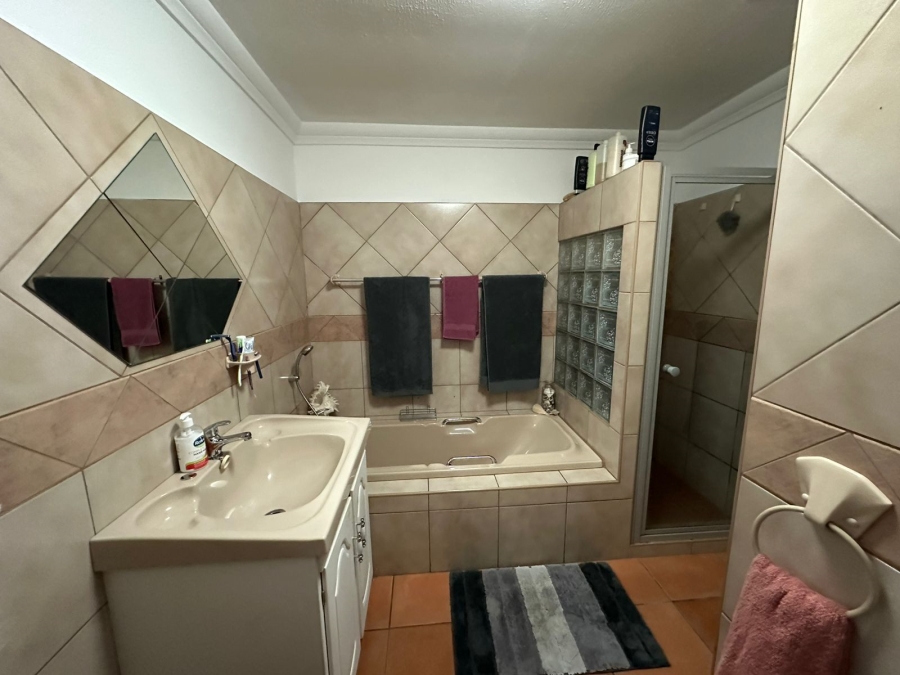 4 Bedroom Property for Sale in Three Rivers Proper Gauteng