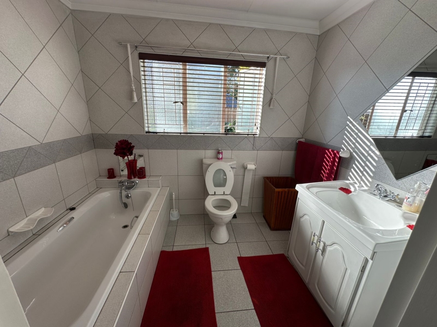 4 Bedroom Property for Sale in Three Rivers Proper Gauteng