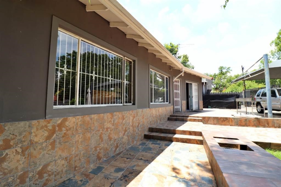 5 Bedroom Property for Sale in Edenvale Central Gauteng