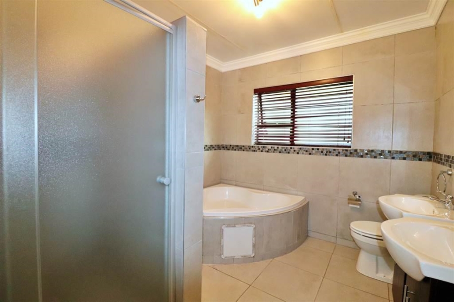 5 Bedroom Property for Sale in Edenvale Central Gauteng