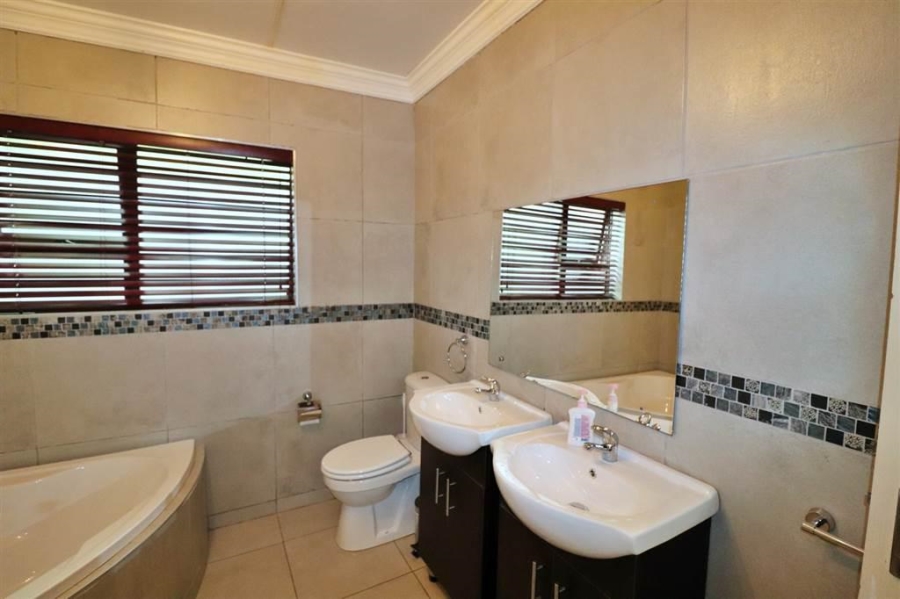 5 Bedroom Property for Sale in Edenvale Central Gauteng