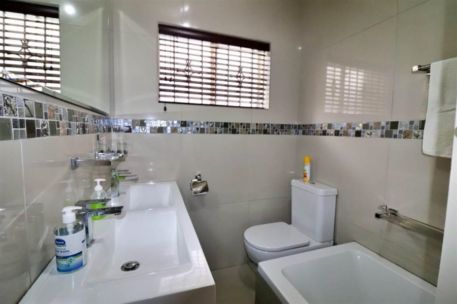 5 Bedroom Property for Sale in Edenvale Central Gauteng