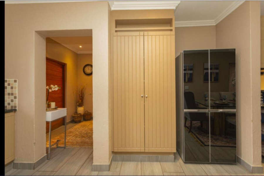 To Let 3 Bedroom Property for Rent in Crescent Wood Country Estate Gauteng