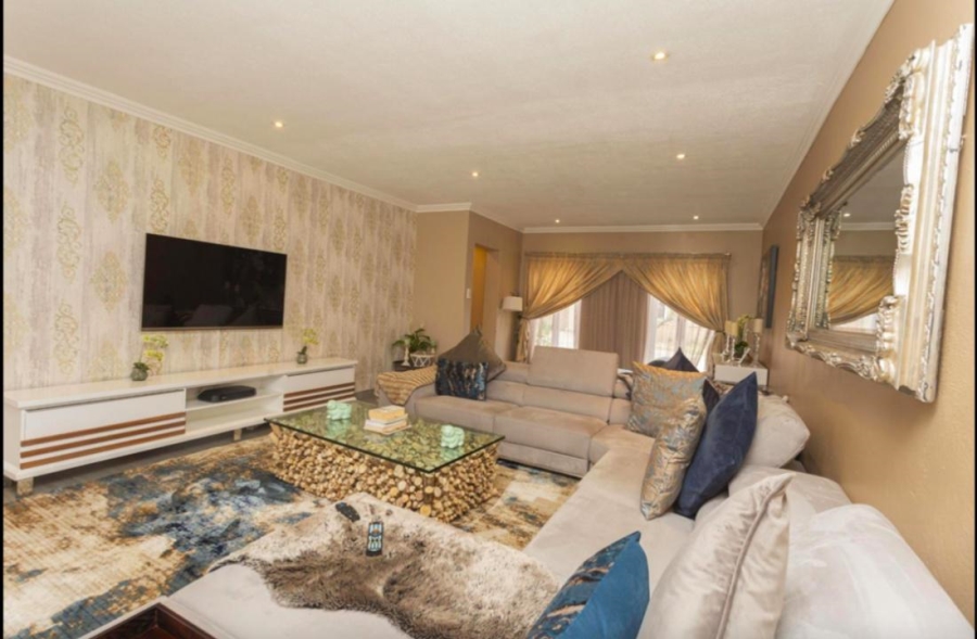 To Let 3 Bedroom Property for Rent in Crescent Wood Country Estate Gauteng