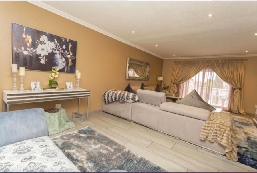 To Let 3 Bedroom Property for Rent in Crescent Wood Country Estate Gauteng