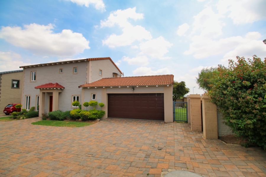 To Let 3 Bedroom Property for Rent in Crescent Wood Country Estate Gauteng