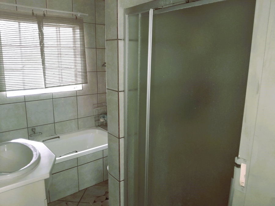 2 Bedroom Property for Sale in La Montagne Gauteng