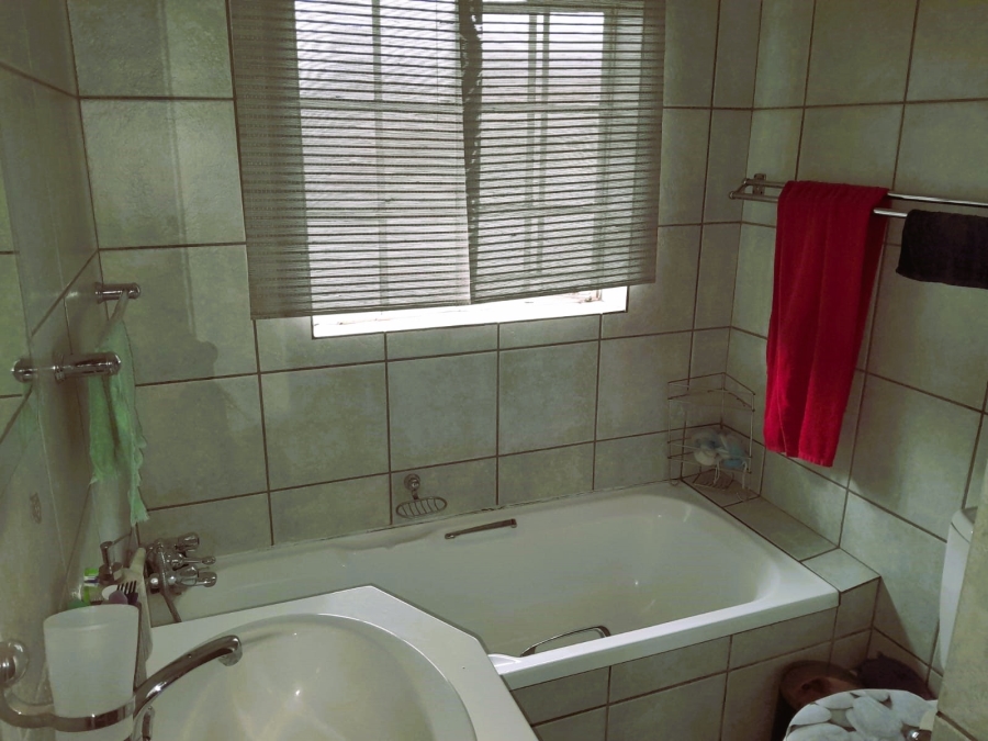 2 Bedroom Property for Sale in La Montagne Gauteng