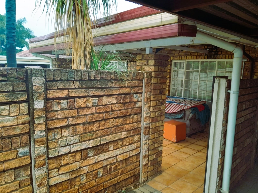 2 Bedroom Property for Sale in La Montagne Gauteng
