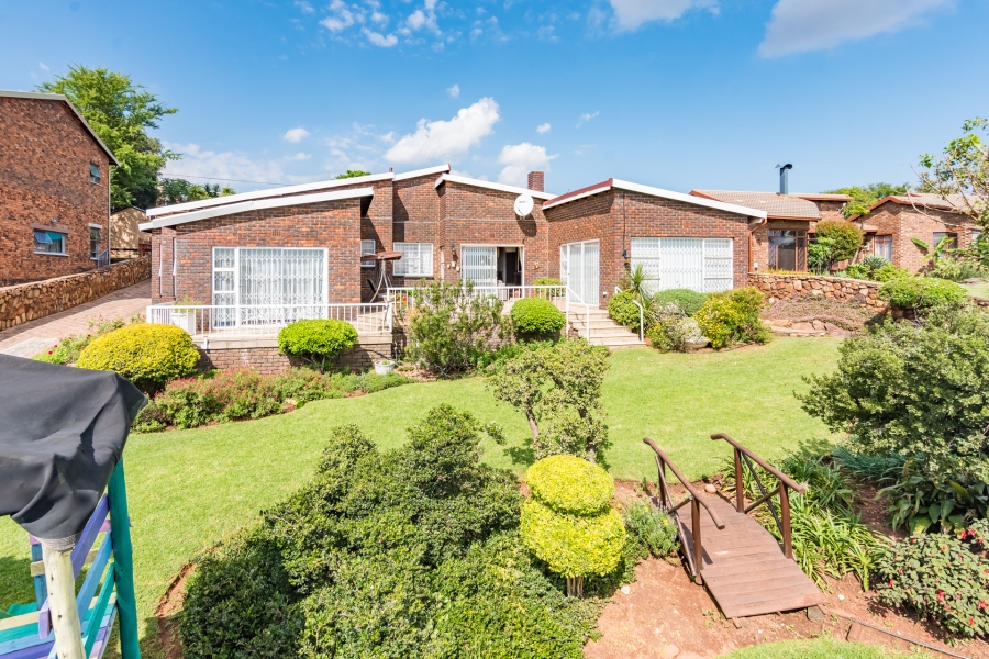 4 Bedroom Property for Sale in Roodekrans Gauteng