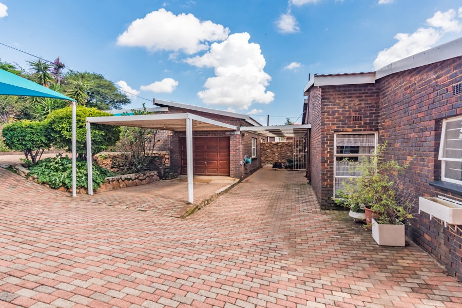 4 Bedroom Property for Sale in Roodekrans Gauteng