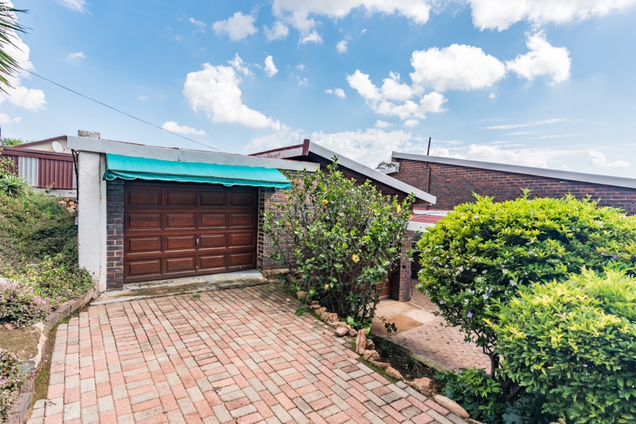 4 Bedroom Property for Sale in Roodekrans Gauteng