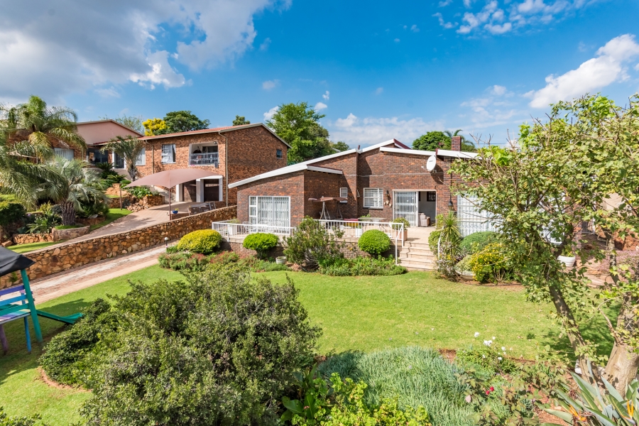 4 Bedroom Property for Sale in Roodekrans Gauteng