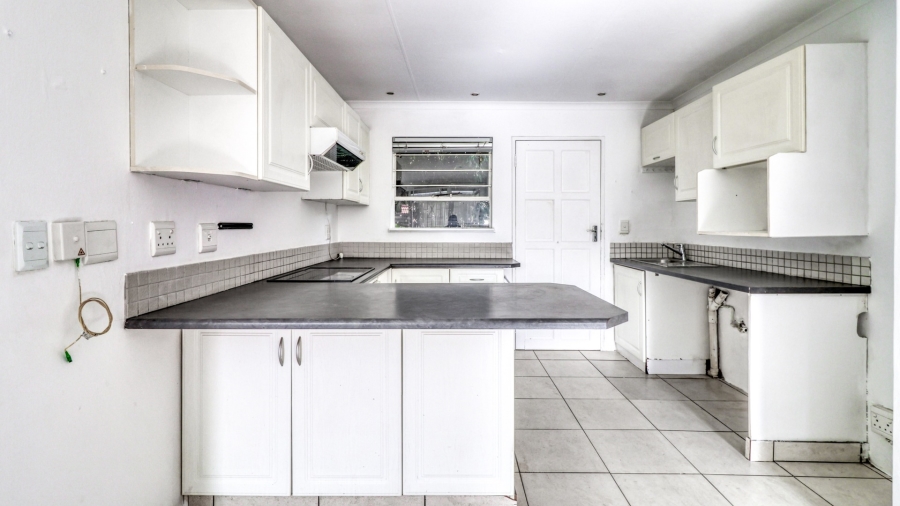 2 Bedroom Property for Sale in Magaliessig Gauteng