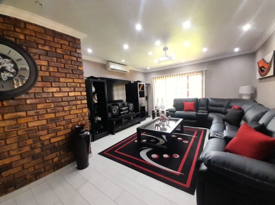 To Let 4 Bedroom Property for Rent in Falcon Ridge Gauteng