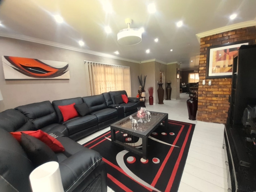 To Let 4 Bedroom Property for Rent in Falcon Ridge Gauteng