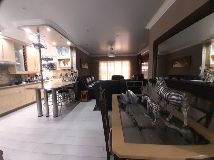 To Let 4 Bedroom Property for Rent in Falcon Ridge Gauteng