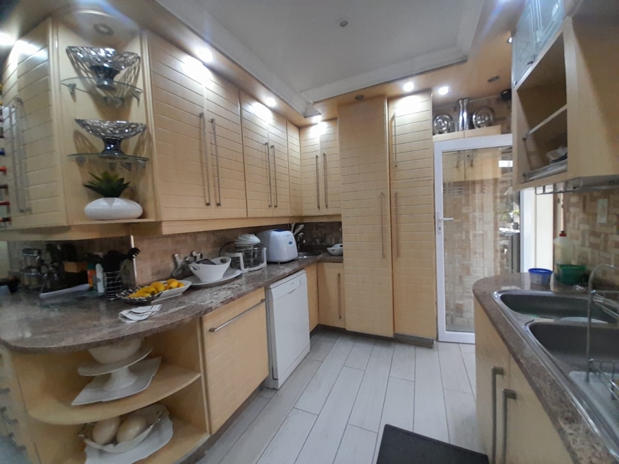 To Let 4 Bedroom Property for Rent in Falcon Ridge Gauteng