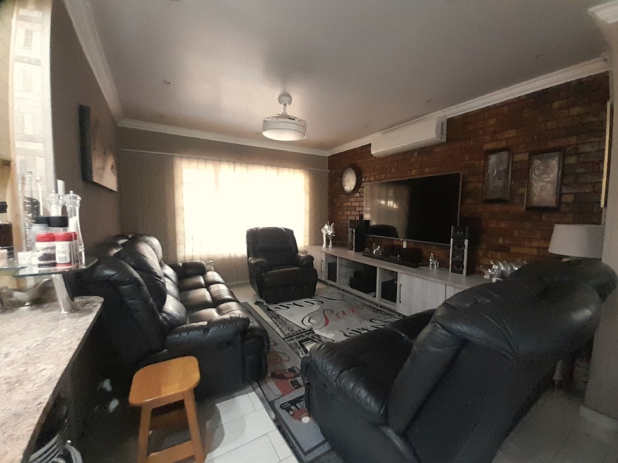 To Let 4 Bedroom Property for Rent in Falcon Ridge Gauteng