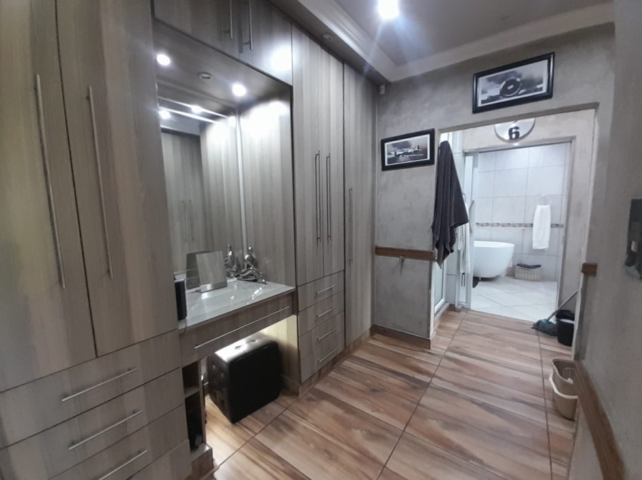 To Let 4 Bedroom Property for Rent in Falcon Ridge Gauteng