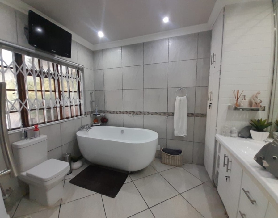 To Let 4 Bedroom Property for Rent in Falcon Ridge Gauteng