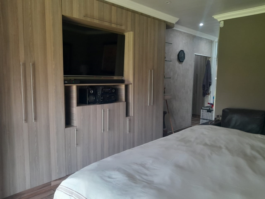 To Let 4 Bedroom Property for Rent in Falcon Ridge Gauteng