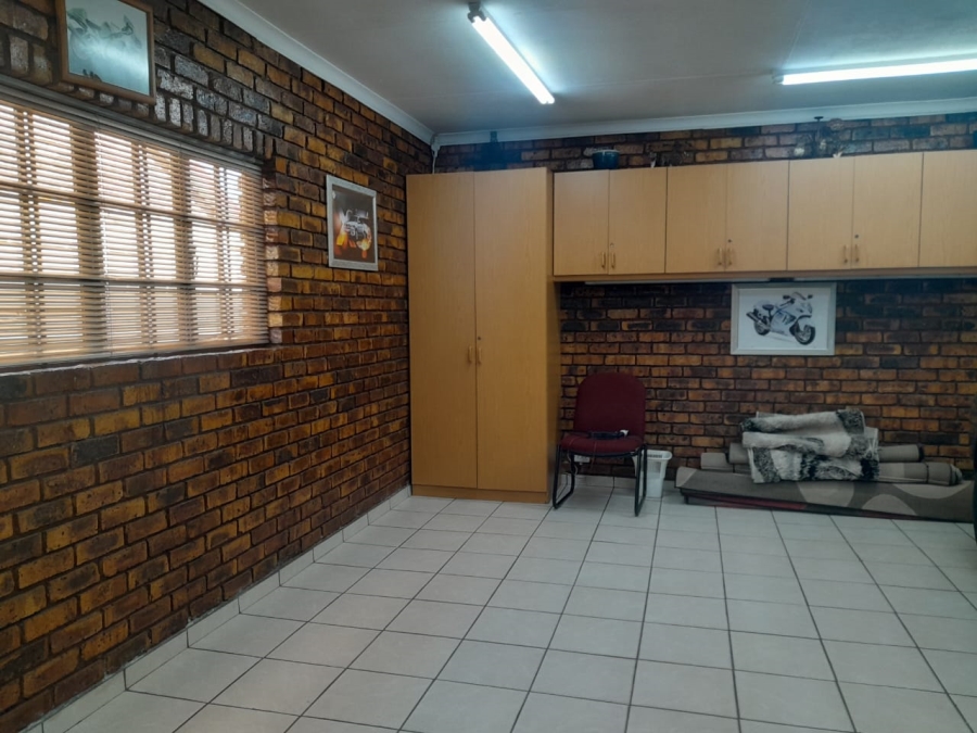 To Let 4 Bedroom Property for Rent in Falcon Ridge Gauteng