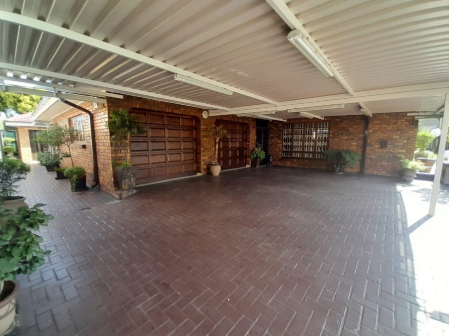To Let 4 Bedroom Property for Rent in Falcon Ridge Gauteng