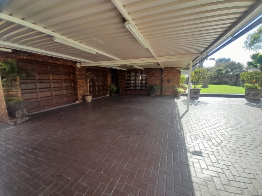 To Let 4 Bedroom Property for Rent in Falcon Ridge Gauteng