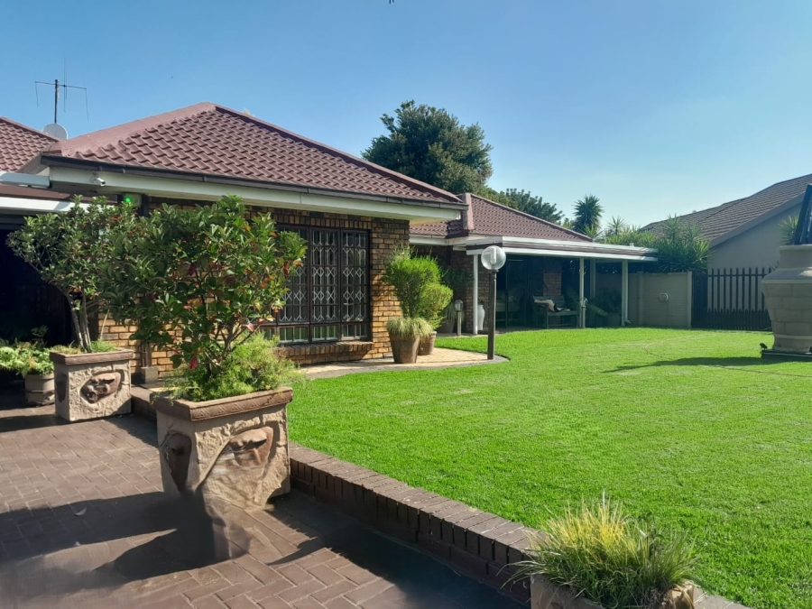 To Let 4 Bedroom Property for Rent in Falcon Ridge Gauteng