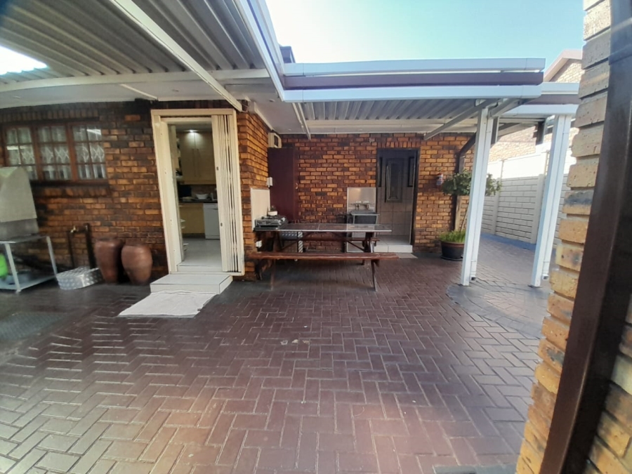 To Let 4 Bedroom Property for Rent in Falcon Ridge Gauteng