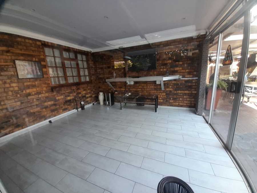 To Let 4 Bedroom Property for Rent in Falcon Ridge Gauteng
