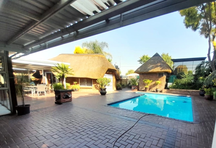 To Let 4 Bedroom Property for Rent in Falcon Ridge Gauteng