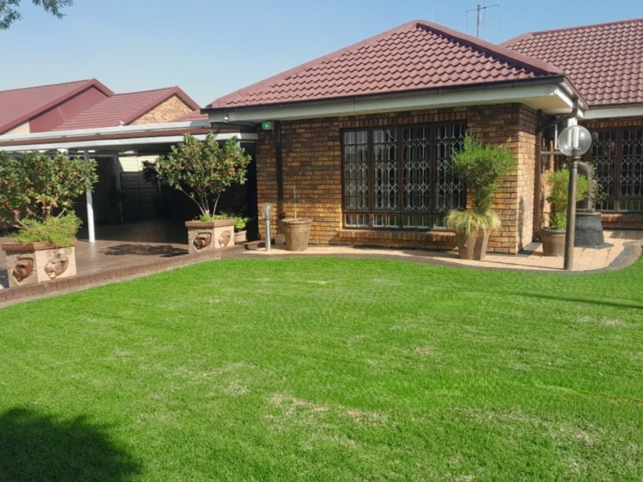 To Let 4 Bedroom Property for Rent in Falcon Ridge Gauteng