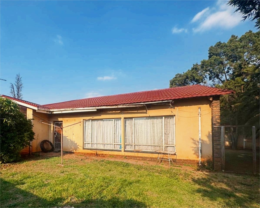 5 Bedroom Property for Sale in Clayville East Gauteng
