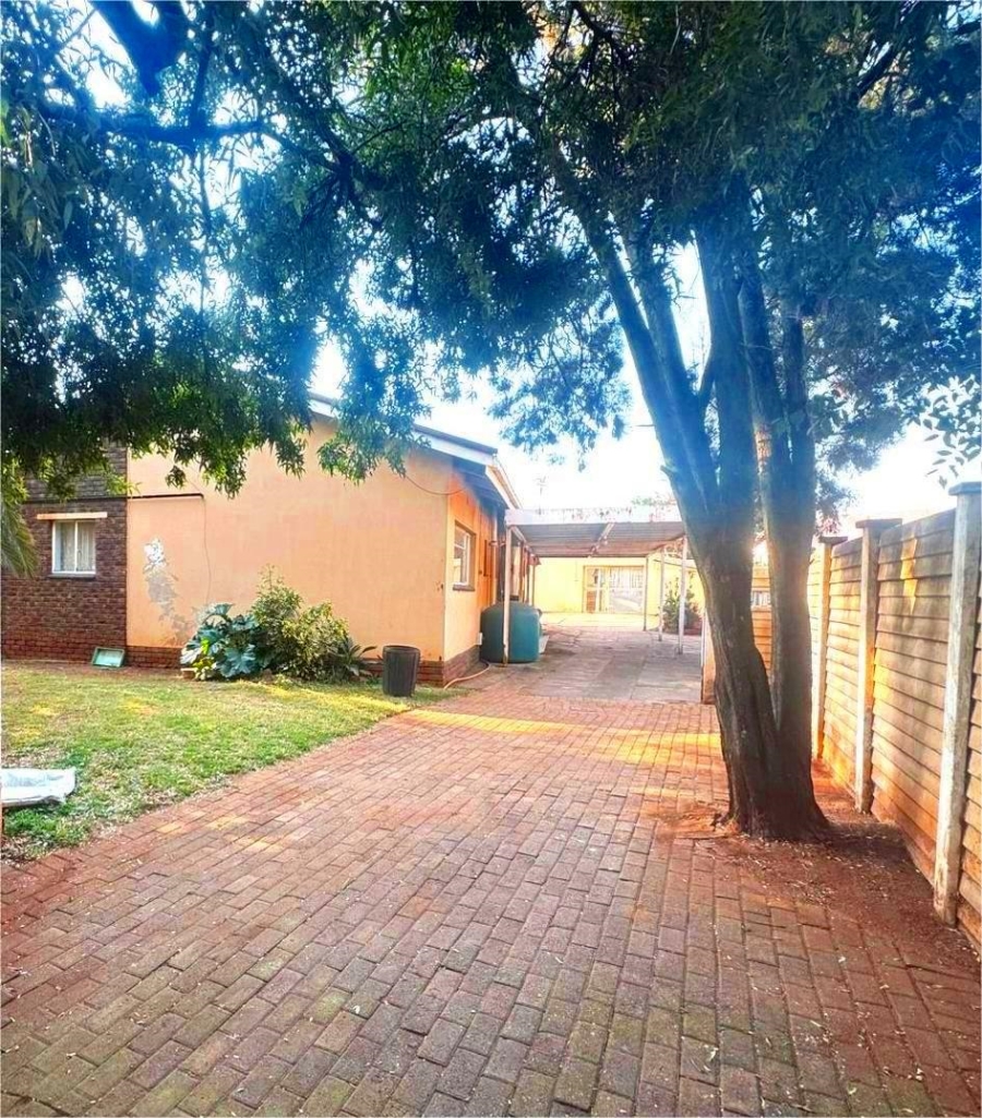 5 Bedroom Property for Sale in Clayville East Gauteng
