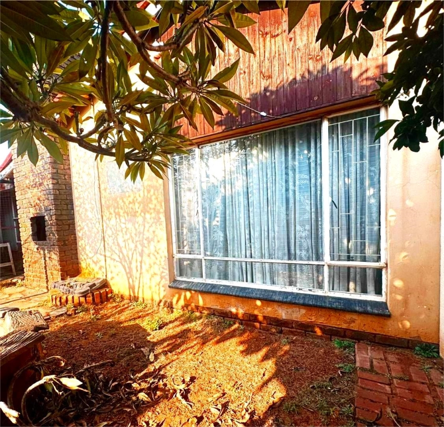 5 Bedroom Property for Sale in Clayville East Gauteng