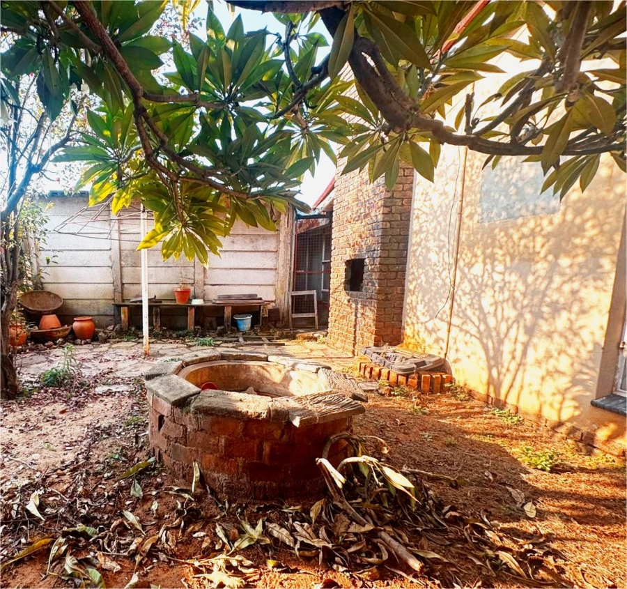 5 Bedroom Property for Sale in Clayville East Gauteng