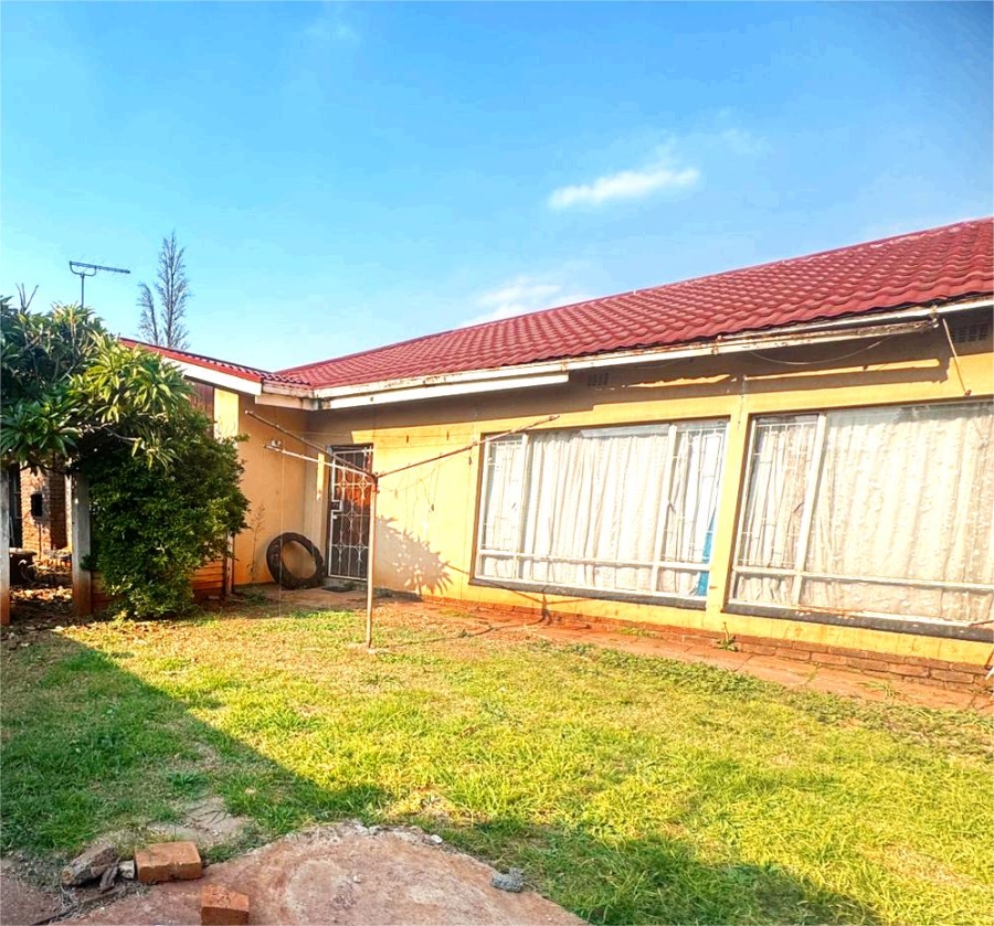5 Bedroom Property for Sale in Clayville East Gauteng